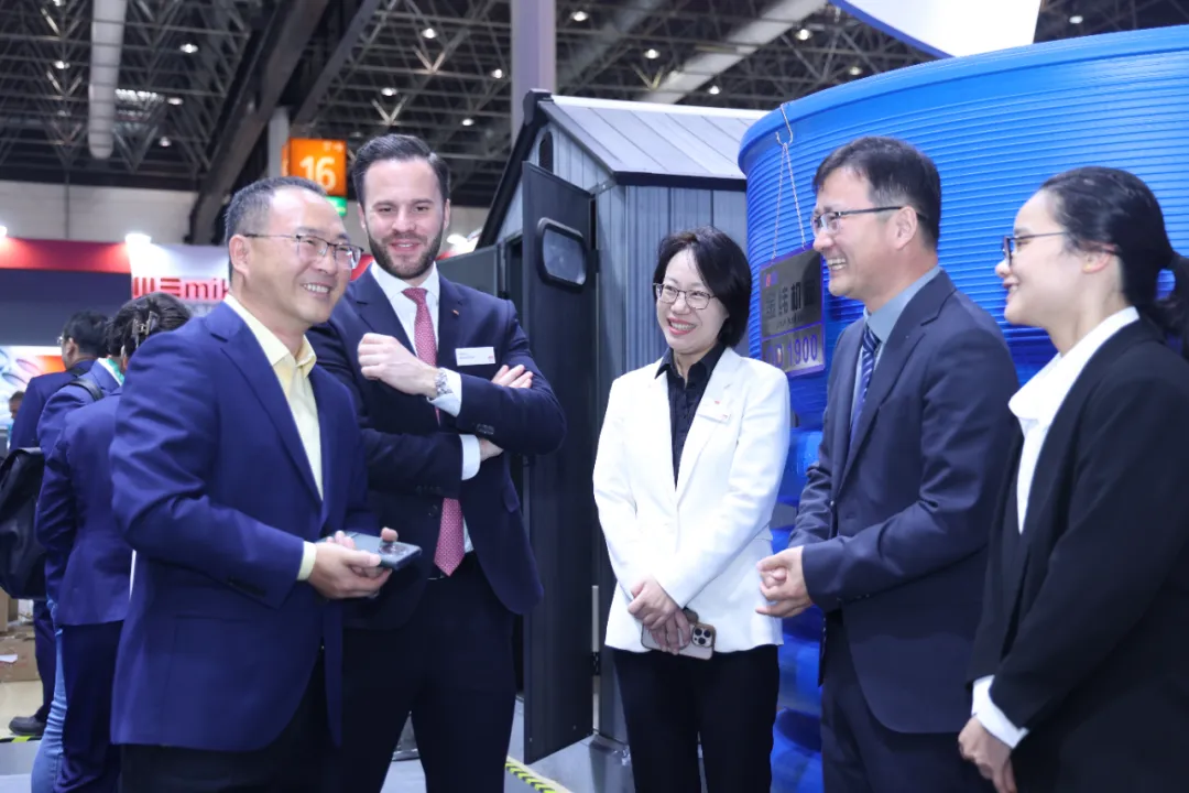 The Chinese Consul General in Düsseldorf And The General Manager Of Düsseldor...